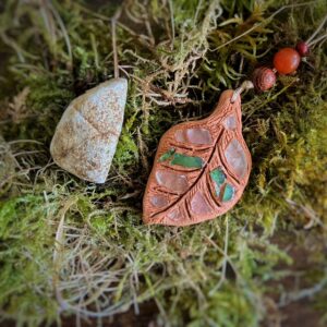 AlbBuche - Hüter-Halskette mit einem gefüllten Buchenblatt aus Ton, AlbStein und Albkräuter-Räucherung als magischer Schutz-Talisman